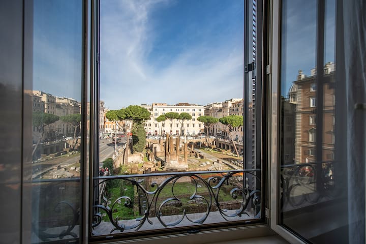 Luxury apt with Roman Ruins View /6 AC/Elevator