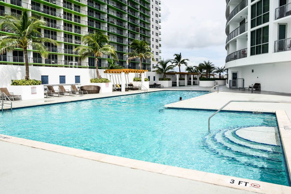 Amazing pool area, with GYM, very quiet and relaxing