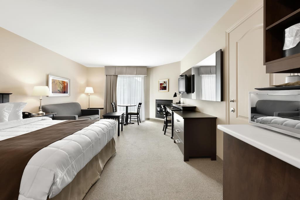 Room with 1 Queen Bed