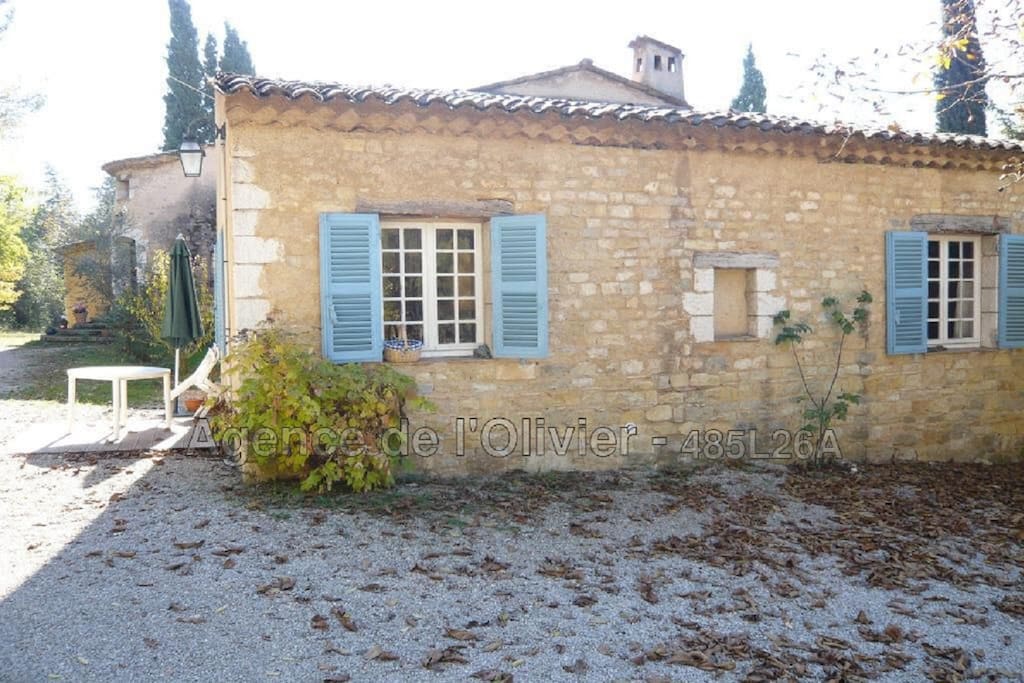 flanc nord du logement: à droite 1 fenêtre salon, à gauche 1 fenêtre cuisine