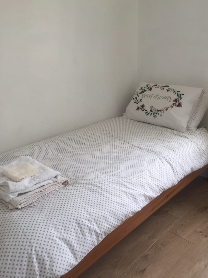 Საძინებელი 3 2 ერთადგილიანი საწოლით