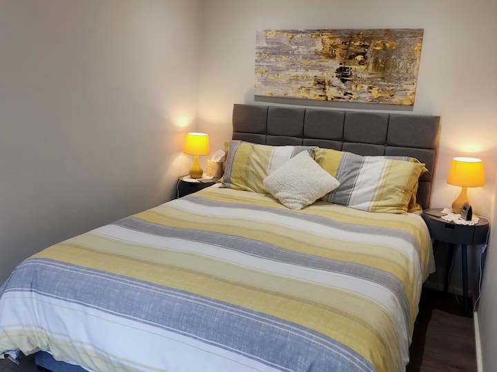 Una cama tamaño king con techo incorporado, calefacción por suelo radiante, luces regulables y cortinas opacas te ayudarán a dormir bien por las noches. Puerto USB al lado de la cama. Televisión pequeña