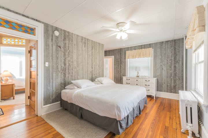 1. spavaća soba,bračni krevet (širine 180-2