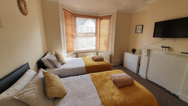 Spálňa 1 - 2 jednolôžka
Svetlá priestranná spálňa  s inteligentným televízorom
