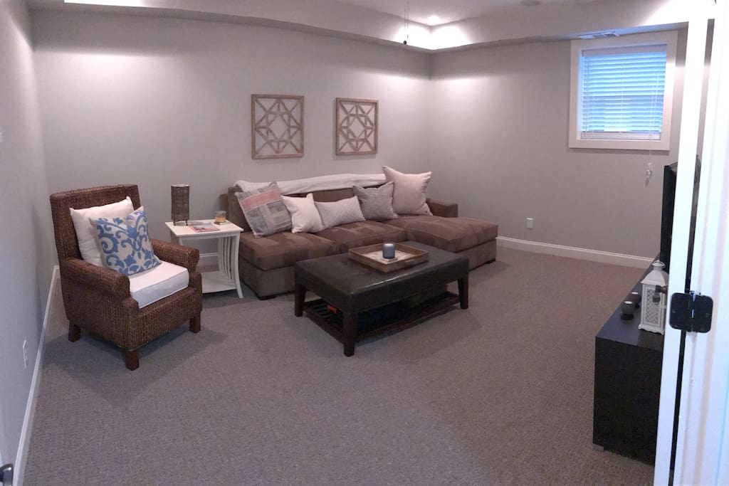 Private living room with TV, AT&T U-verse and free Wifi