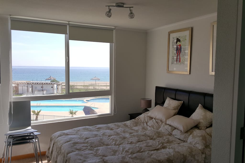 dormitorio principal con vista al mar.
