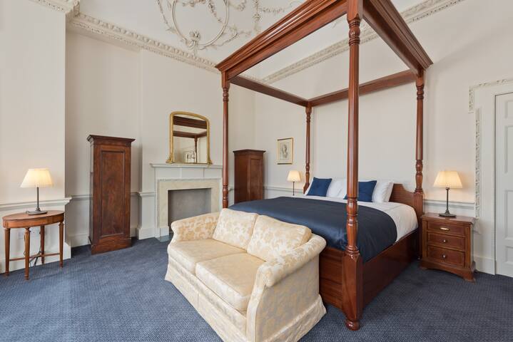 The King Suite-Historic City Centre Apartment gallery image 2