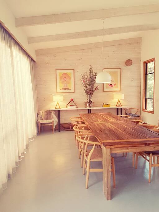 dinning area. seating for 8-10.