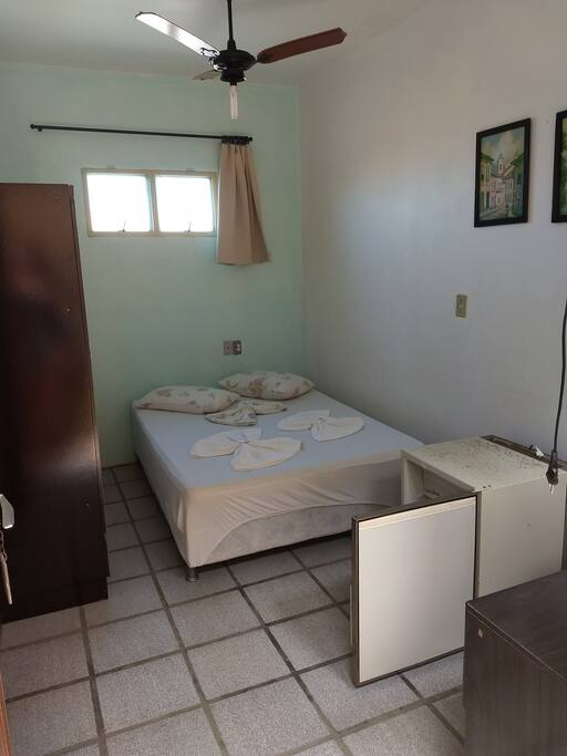 Cama de casal, ventilador de teto, frigobar, armário