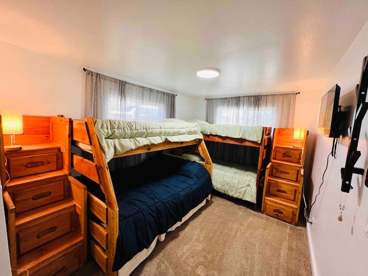 Dormitorio 3. Cama doble completa. Litera doble con televisor. 