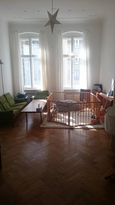 Wohnzimmer mit Spielecke - Living room with playpen
