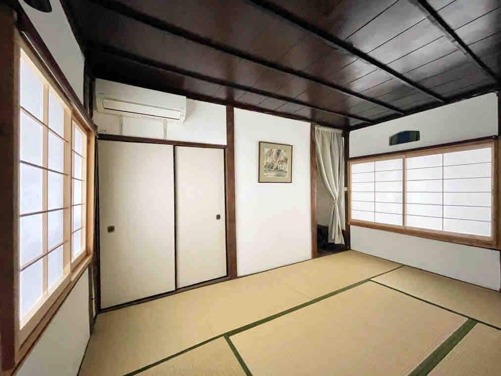 Обезбедени се ролетни за затемнување.