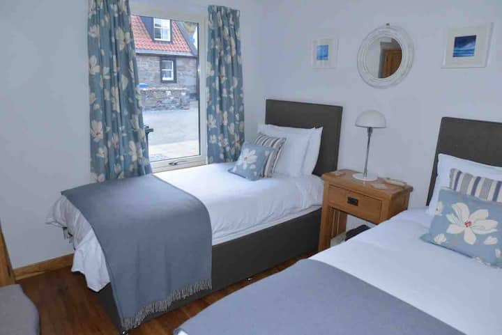 Ground floor twin bedroom.