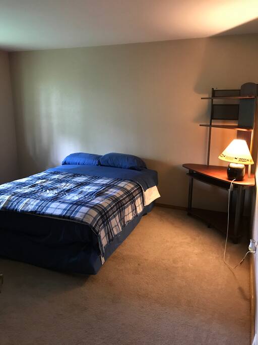 Bedroom w queen bed