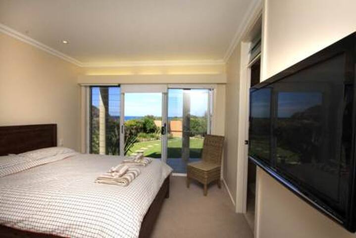 2nd Wave Beachfront house gallery image 4