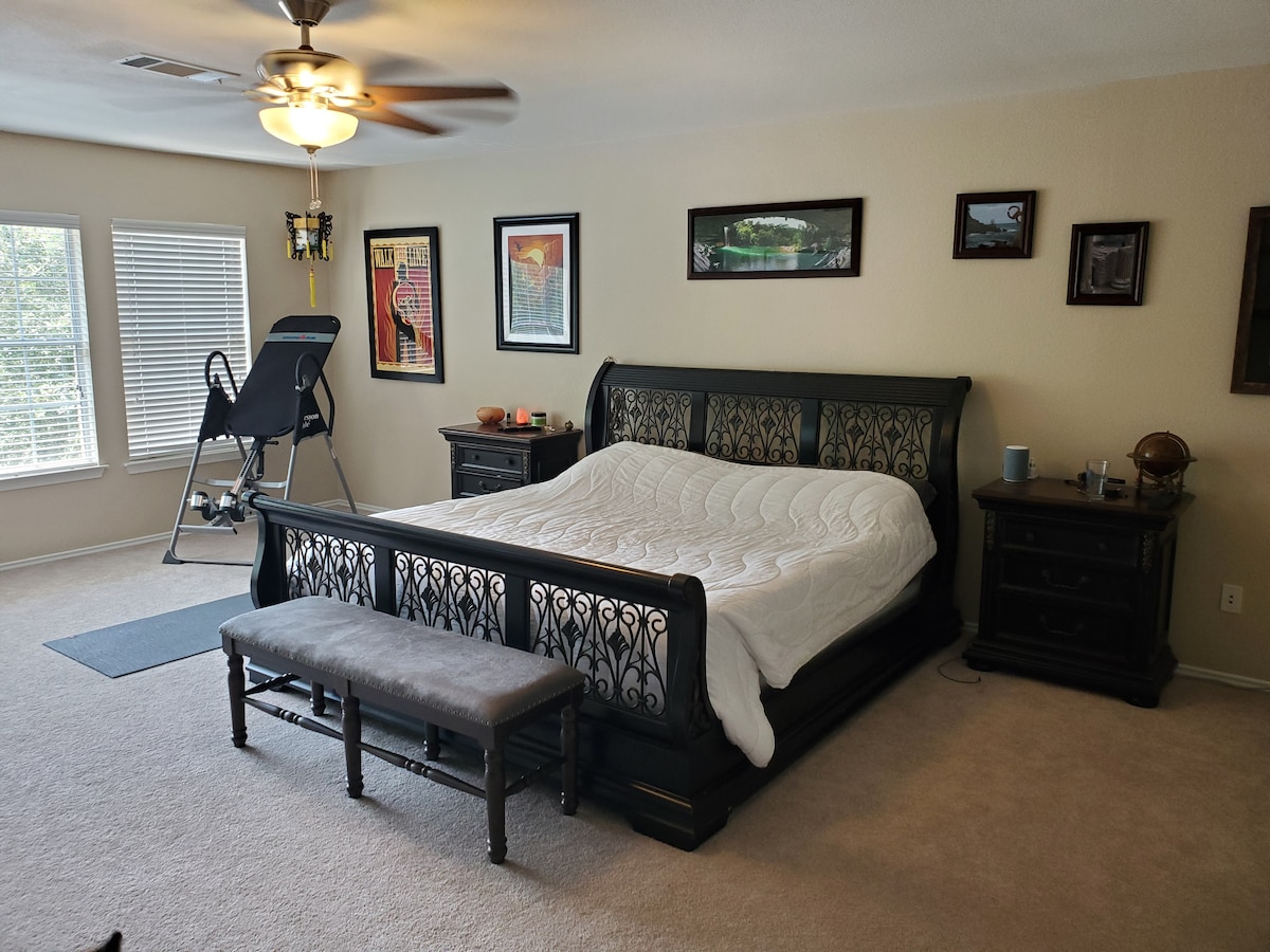 宽敞的主卧配有加大双人床、带电视的迷人衣橱、倒置桌，主浴室配有双梳妆台和巨大的浸泡式浴缸。