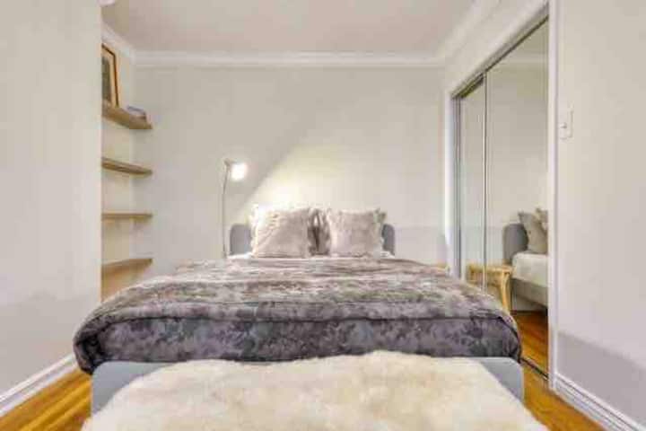 Comodo letto queen-size con lenzuola belghe 