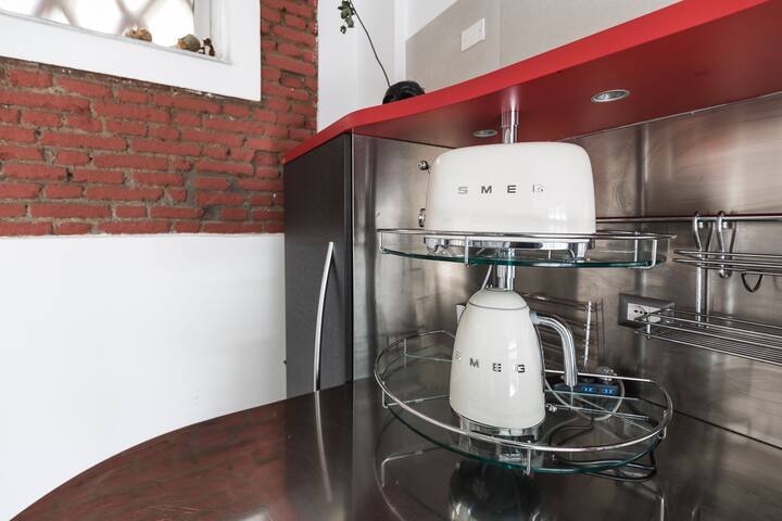 Unique 4 Storey House on Naviglio 4Bd, 4Bt gallery image 5