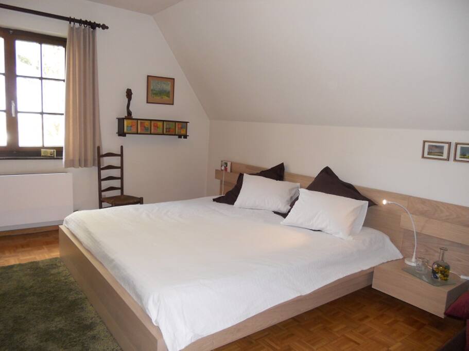 heerlijk ruim bed en rustig gelegen kamer