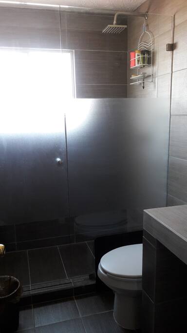Baño con cancel de vidrio