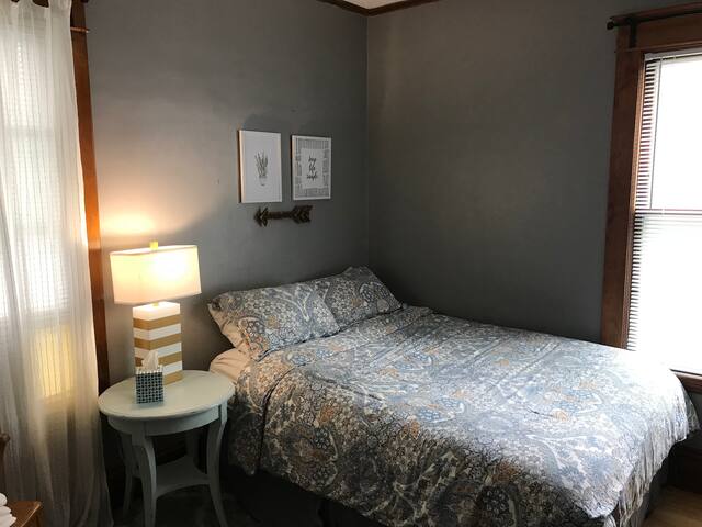 Near Downtown, Beautiful, Cozy Queen [3a]