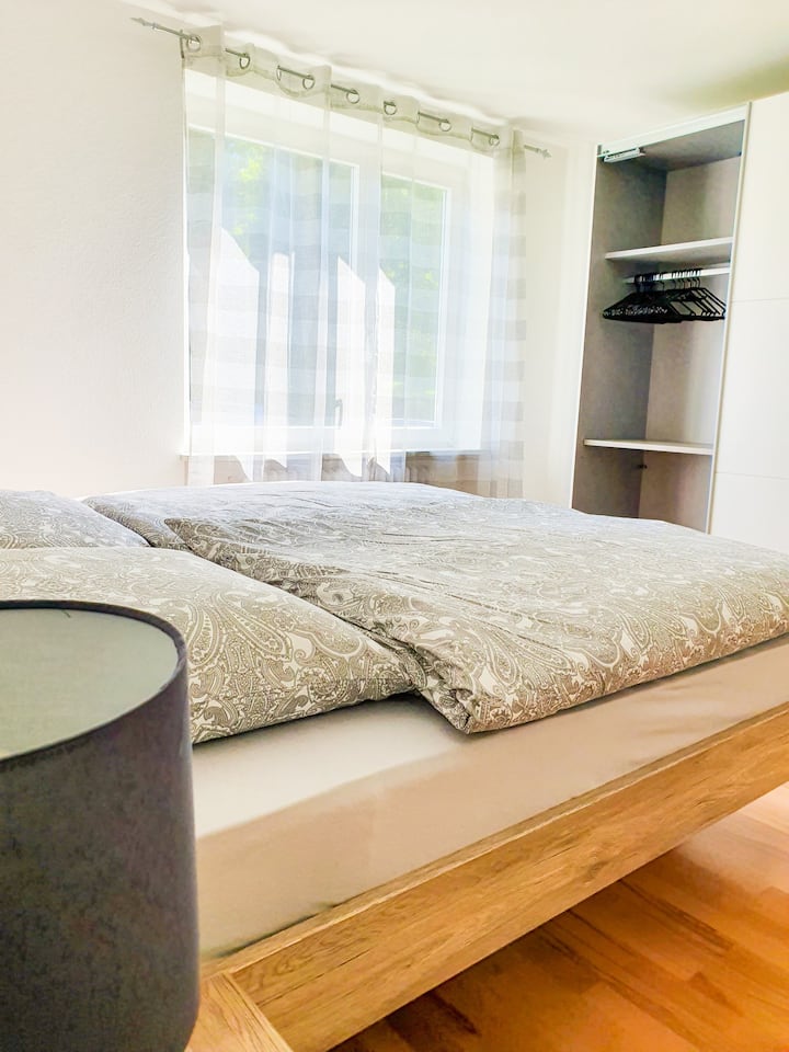 Main bedroom equipped with a large wardrobe / Schlafzimmer augestattet mit einem grossen Kleiderschrank 