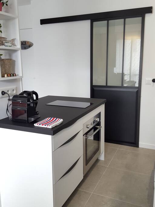 L ilot central cafetière Nespresso bouilloire et porte de la salle d eau