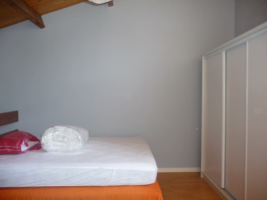 mezz ht>2.50m, commode, parquet, lit double, draps fournis avec couette, fenêtre PVC double vitrage + volets...