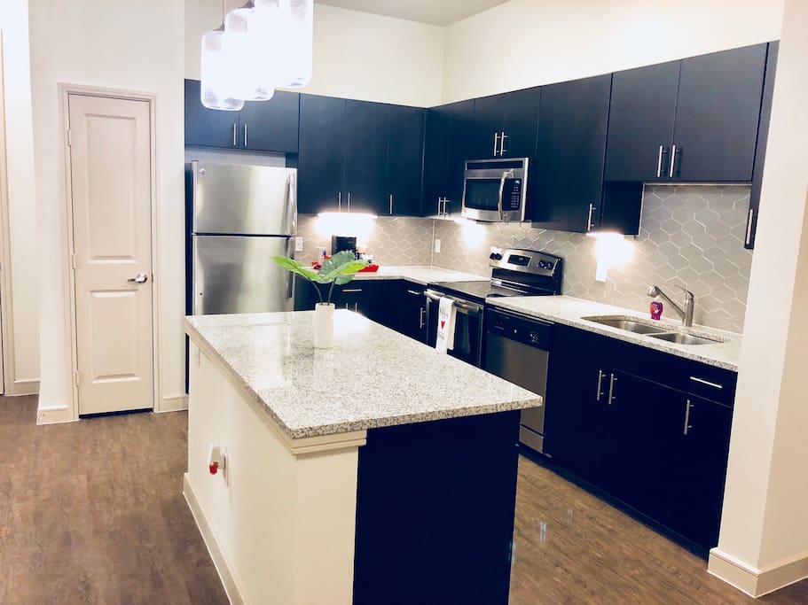 Modern Sleek granite counter tops, Kitchen island , All Stainless Steel appliances , Pantry. Valet trash pick-up *during the week* . Pendant and Under cabinet lighting & 10’ tall ceilings .