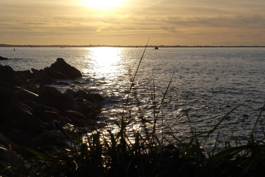 Vue de la maison au couché du soleil