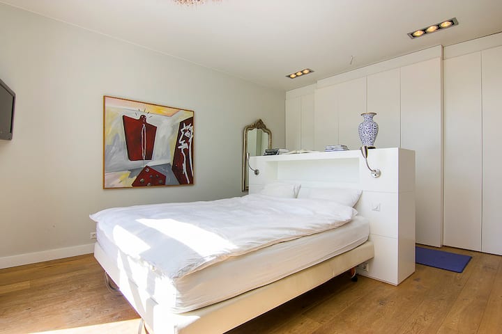 dormitorio principal primer piso con baño y balcón