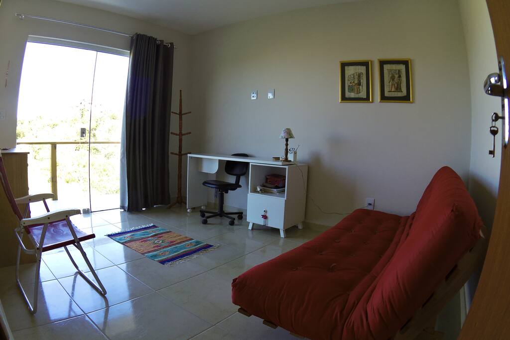 Quarto no andar de baixo, com sacada.