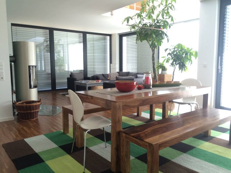 Offenes Wohnzimmer mit Kamin und Essbereich