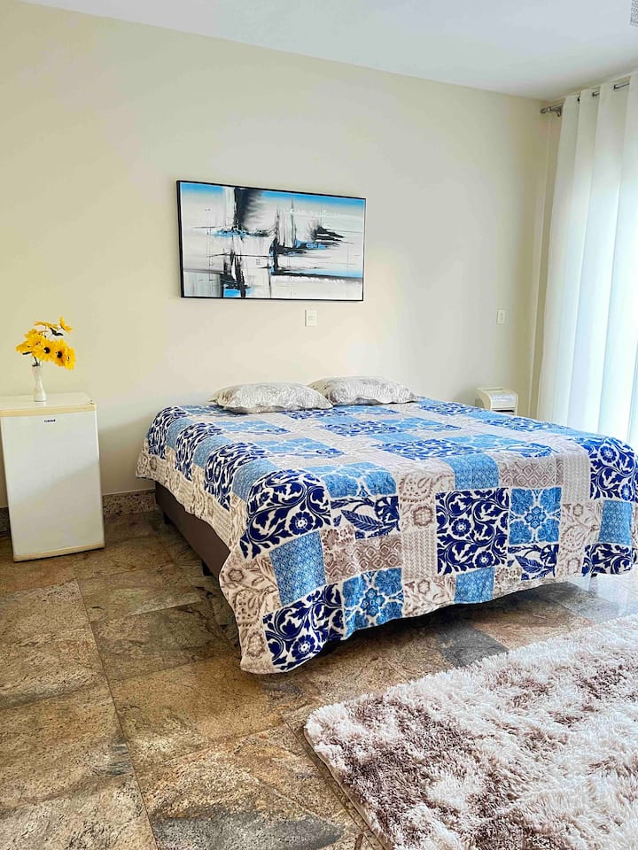 Chumba chenye baa ndogo, televisheni yenye zaidi ya chaneli 128 zilizotolewa, kiyoyozi, beseni la maji moto ni roshani nzuri yenye mwonekano mzuri 