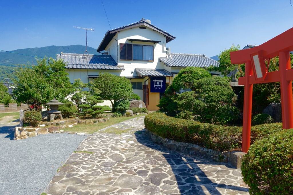 朱色の鳥居が目印cafe inn ふくゐ