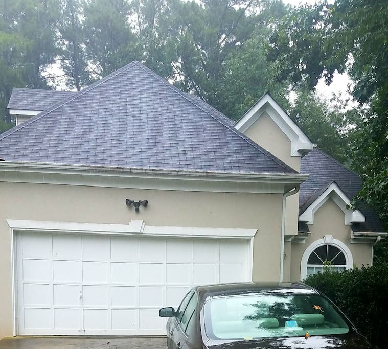 Front of the house : driveway will accommodate 2 guest cars MAX