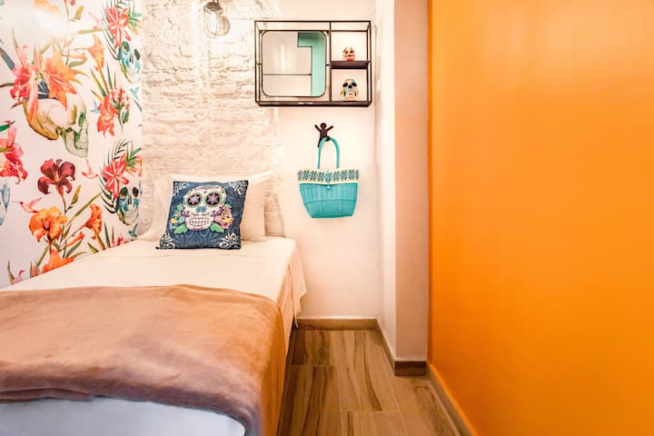 * CHAMBRE CAPSULE
Espace très compact
Uniquement pour dormir*