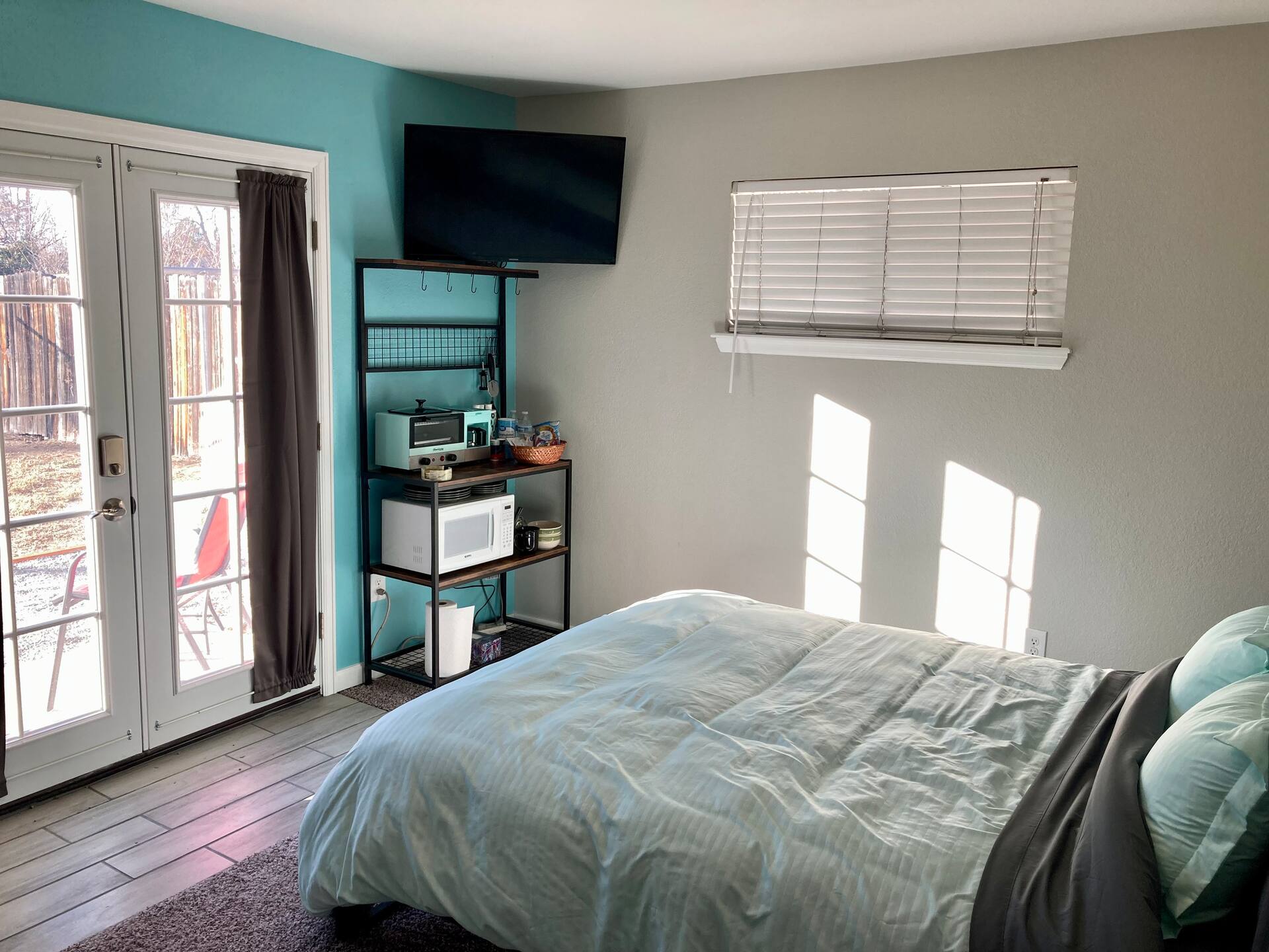 Guest Suite: private entrance, patio, fire pit