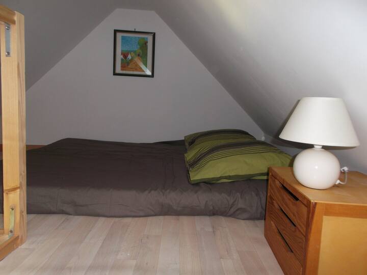 Dormitorio 2 en el altillo. Cama doble o dos camas individuales. NO APTO PARA UN NIÑO MENOR DE 7 AÑOS.
