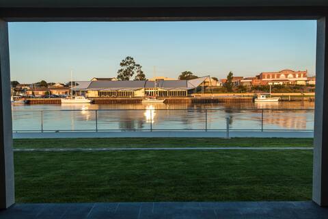 Ulverstone Waterfront Apartments - River View (A)