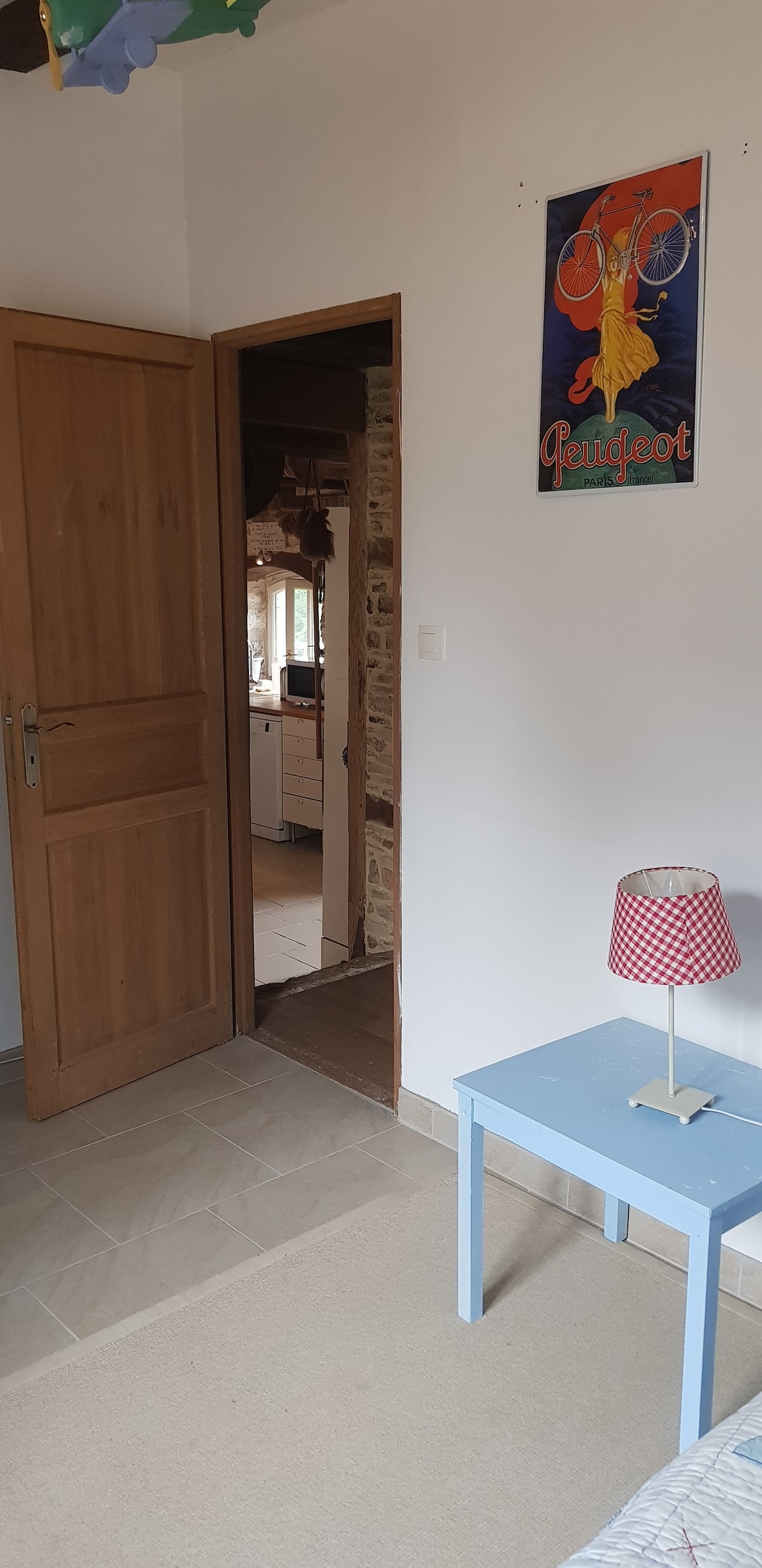 Jednolôžková spálňa s výhľadom do kuchyne
