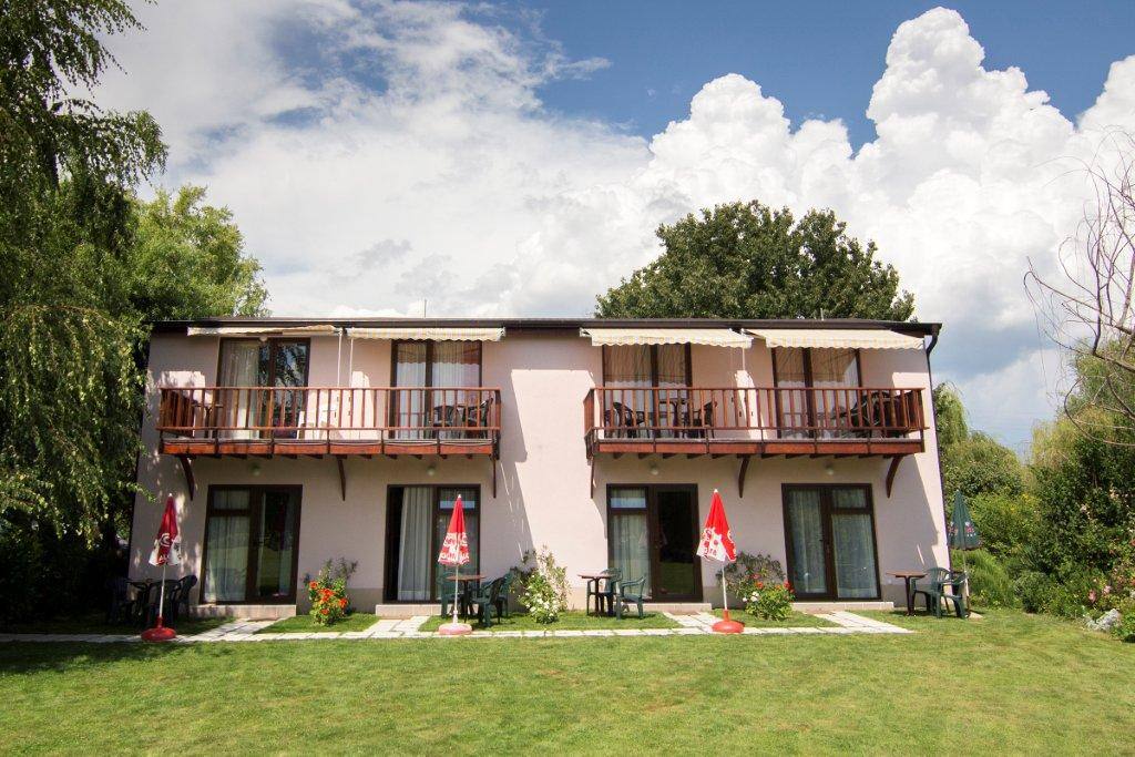 Front view of Oaza Inn