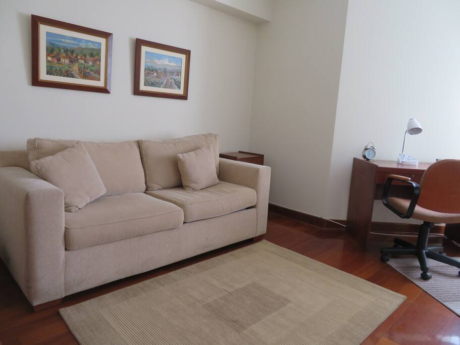 Area de escritorio con sofá cama para dos personas