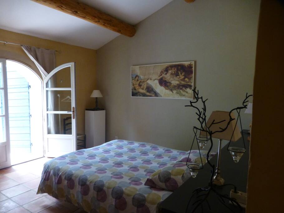 Chambre au rez de chaussé donnant sur la piscine