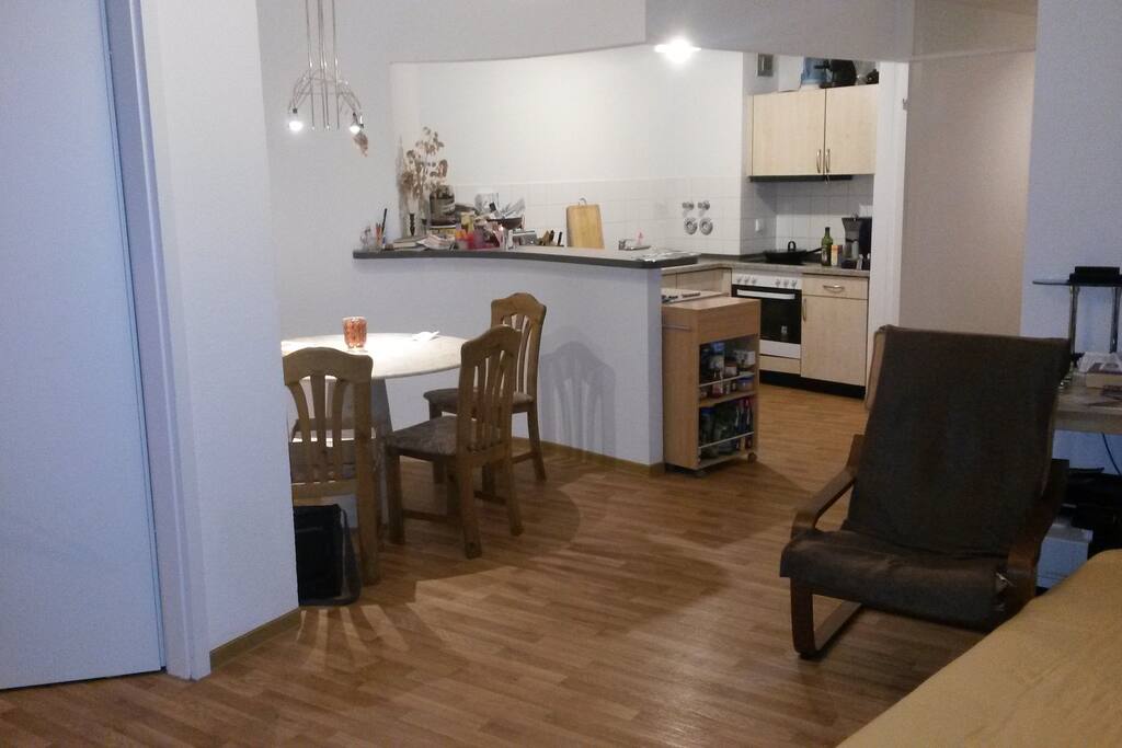Ess-Ecke und Küche - Blick aus dem Wohnzimmer.
Dining area and kitchen with counter - view from living room.