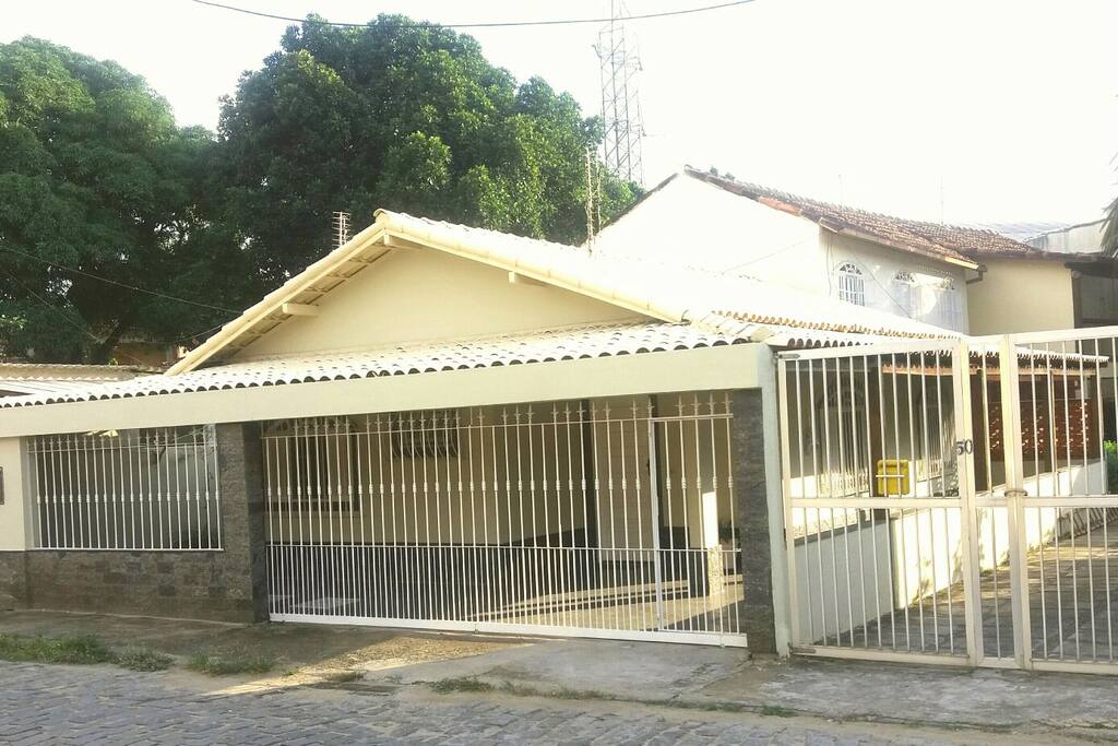 Frente da casa com garagem coberta para 2 carros.