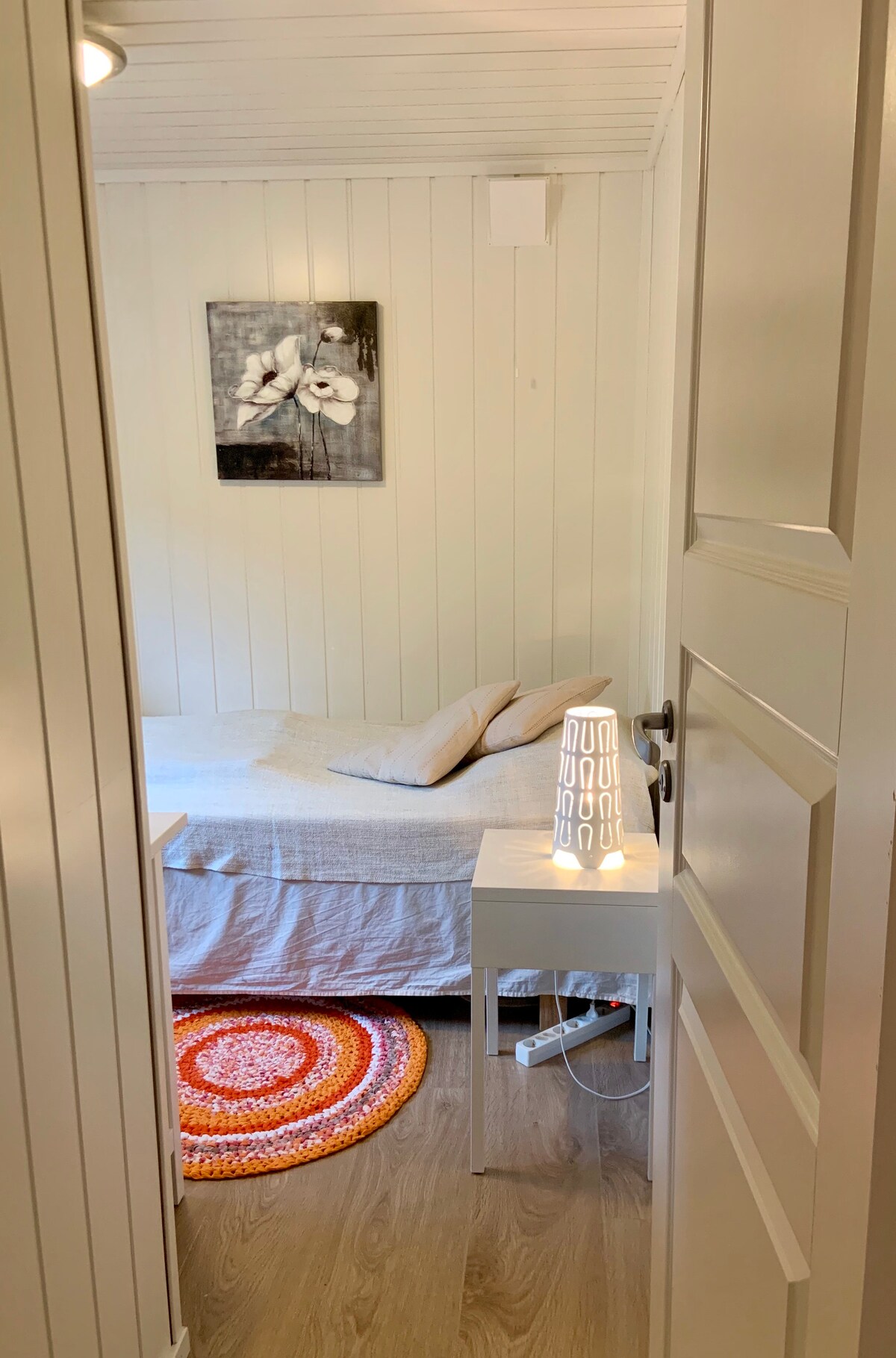 Koselig rom med en enkeltseng.