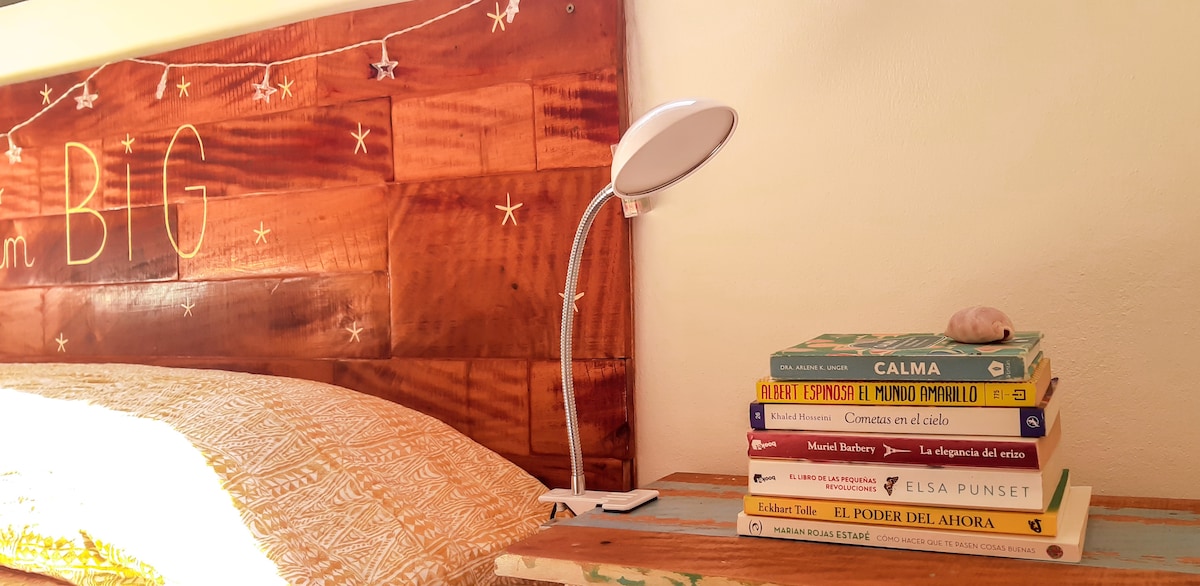 No hay televisión. No. ¿Por qué? Porque queremos que nuestros huéspedes hagan todas esas cosas que no hacen a diario. Como leer libros, explorar, compartir, chatear, etc. ¡Queremos que disfrutes de la vida al máximo!