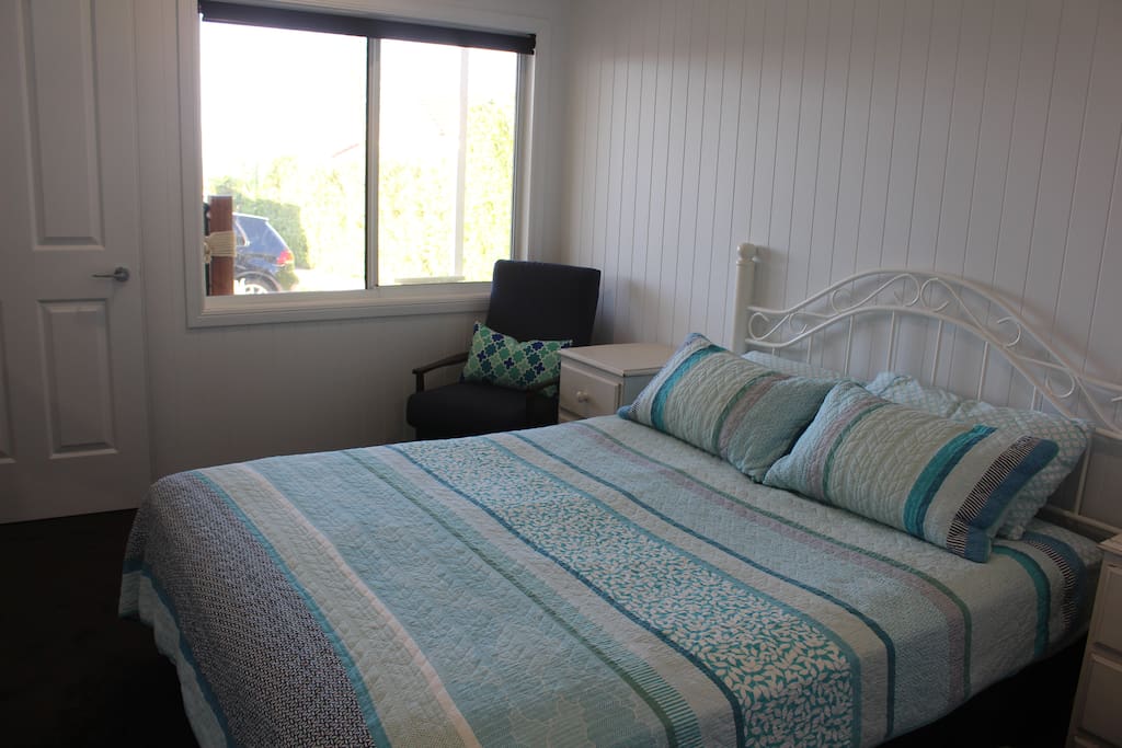 Main bedroom queen size bed