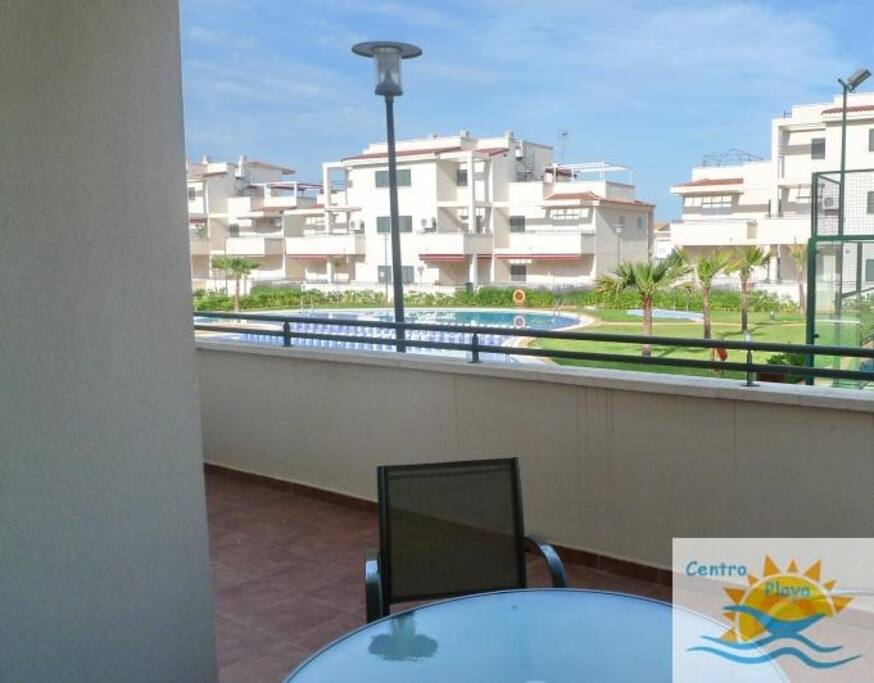 VISTA DESDE LA TERRAZA. ACCESO DIRECTO AL JARDIN. PLANTA BAJA.
